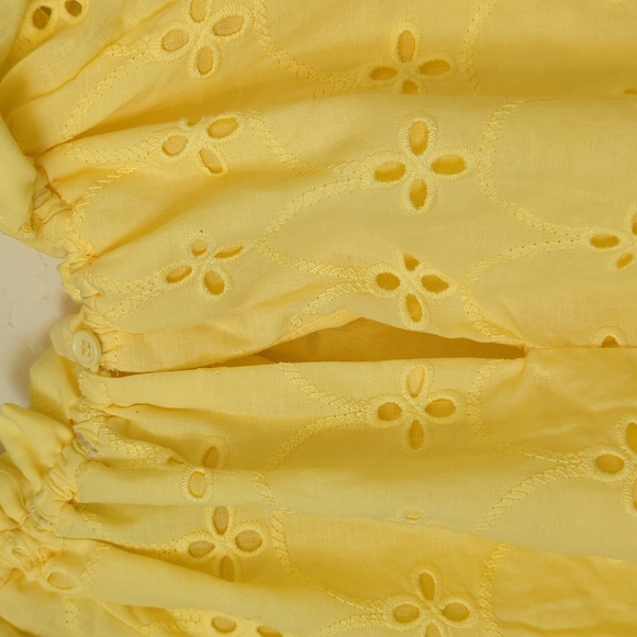 Petite Croft & Barrow Eyelet Short Sleeve Cotton Top with Ruffled Collar SP - Picture 5 of 9